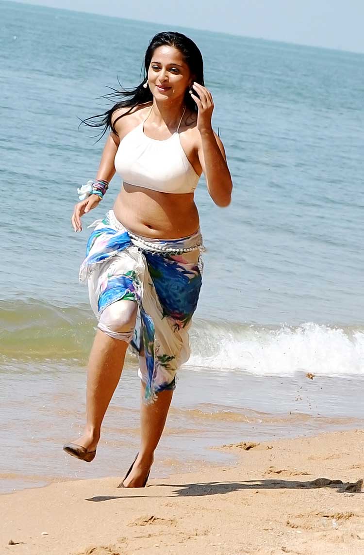 Ultimate 25+ Anushka Shetty Hot Photos LATEST Bikini Pics! 2
