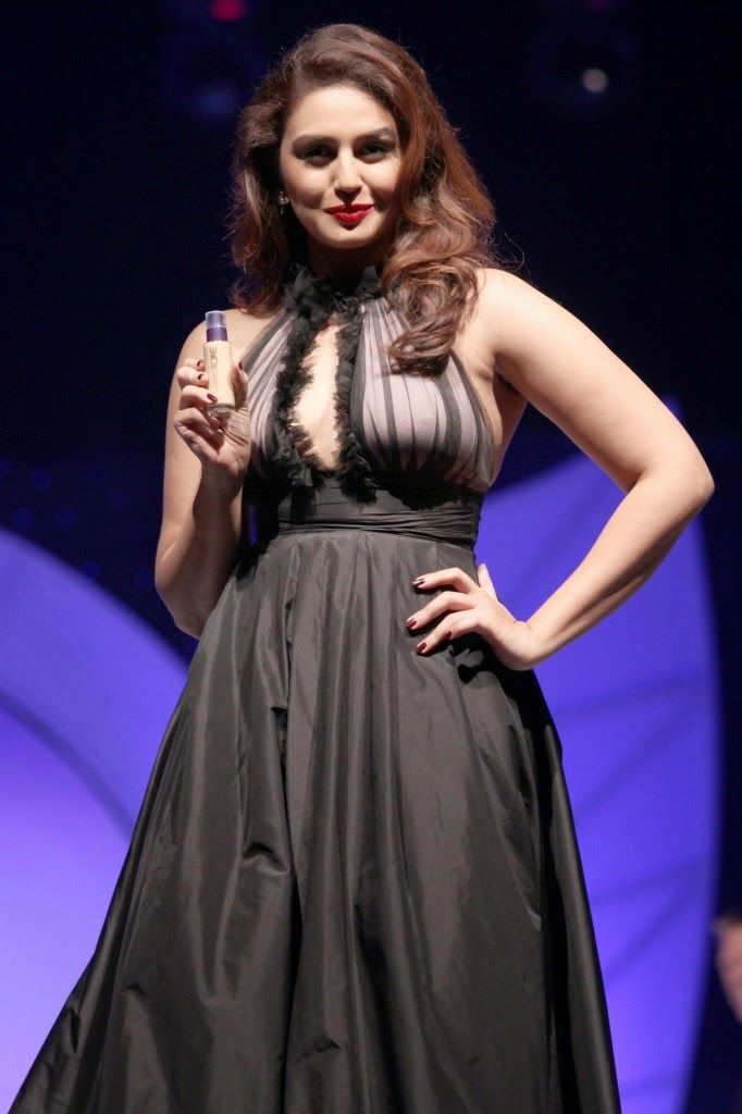 Huma Qureshi Short Dress